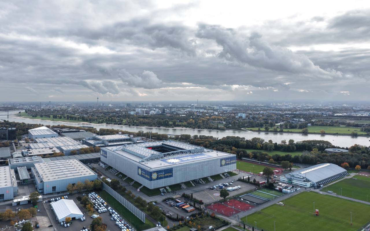 Die Merkur-Spiel-Arena in Stockum von oben. Im Hintergrund fließt der Rhein.