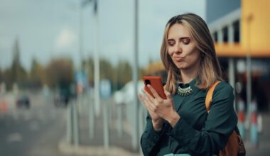 Eine Frau nutzt ihr Smartphone auf der Straße – nutzt sie einen Meta-Dienst?