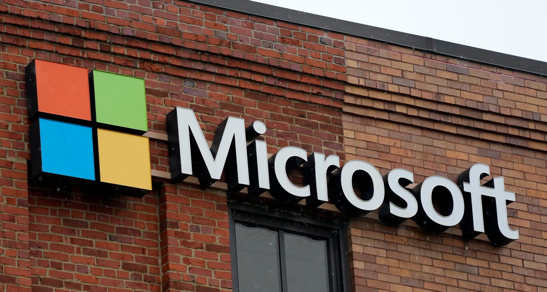Das Microsoft-Logo an einer Fassade in Pittsburg