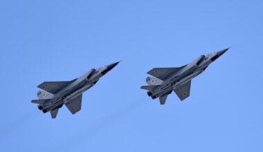 Zwei Düsenjäger fliegen nebeneinader im wolkenlosen blauen Himmel.