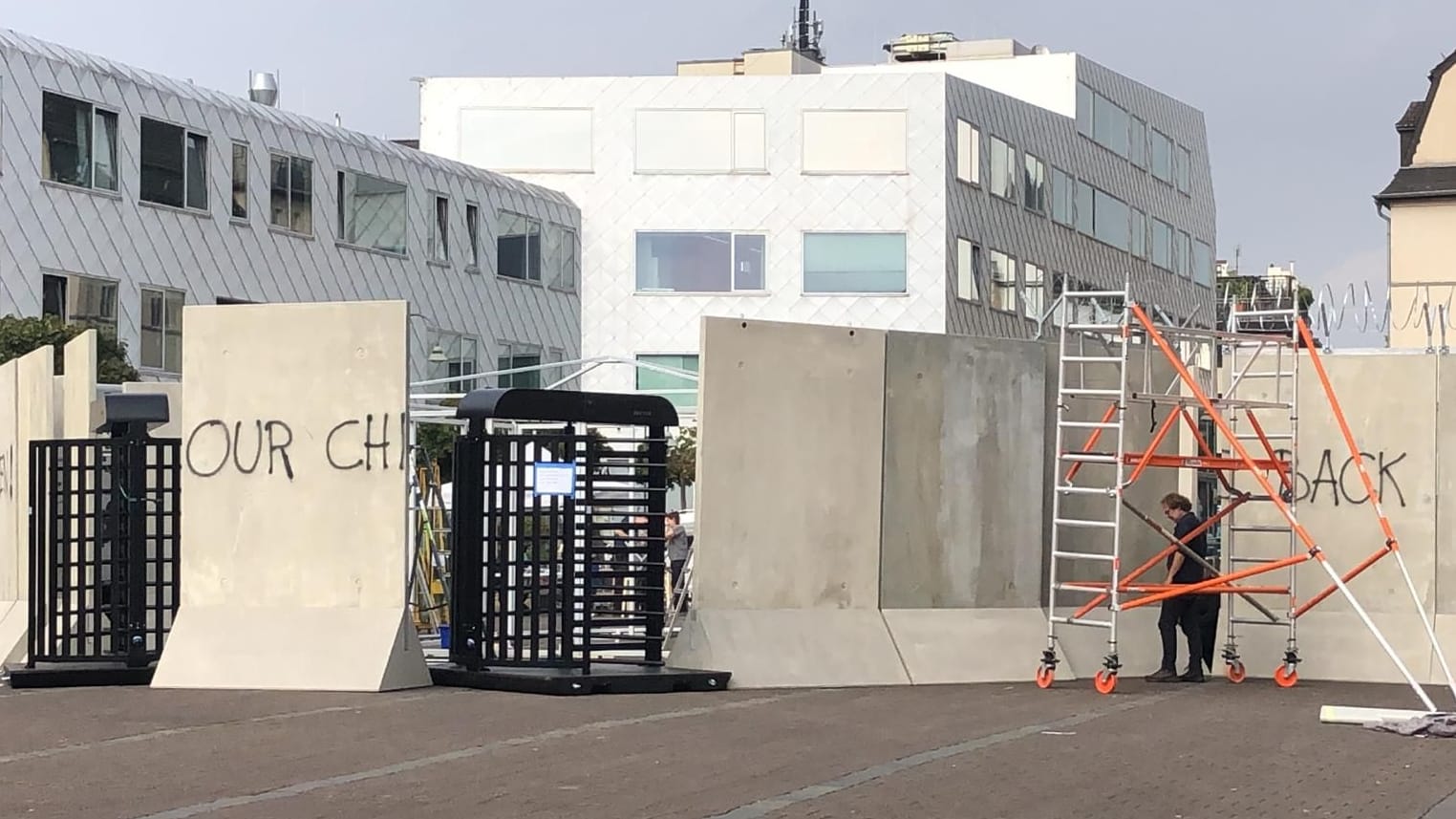 Mitten auf dem Neptunplatz: Betonwände wurde aufgestellt.