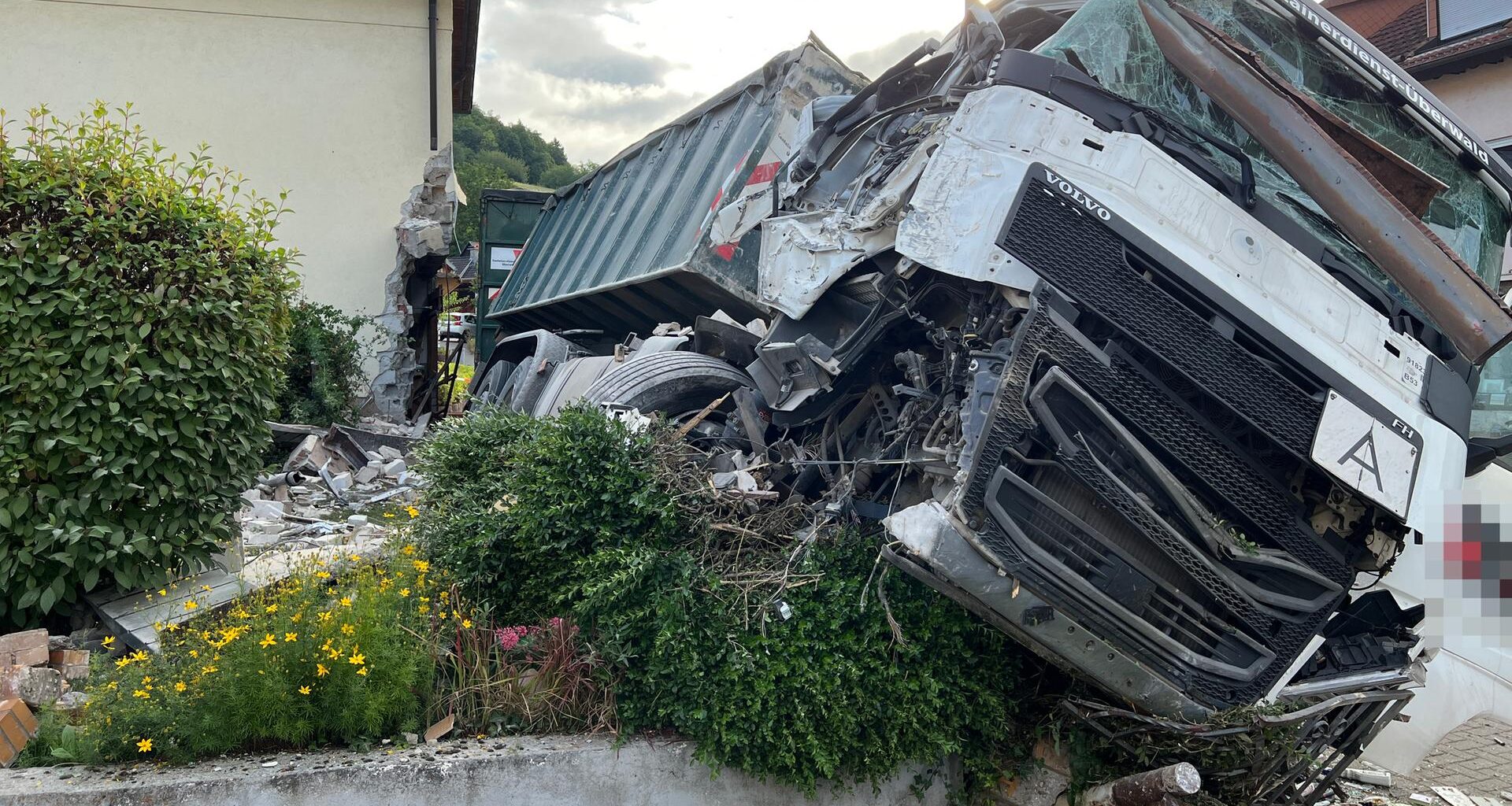 Lkw kracht in Mörlenbach gegen Hauswand - Kind in Fahrerkabine verletzt | hessenschau.de