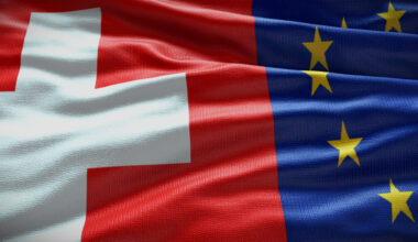 Flaggen der Schweiz und der EU eng nebeneinander