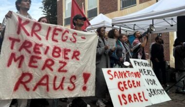 Antimilitarist:innen protestieren gegen Kanzler Merz in Münster 