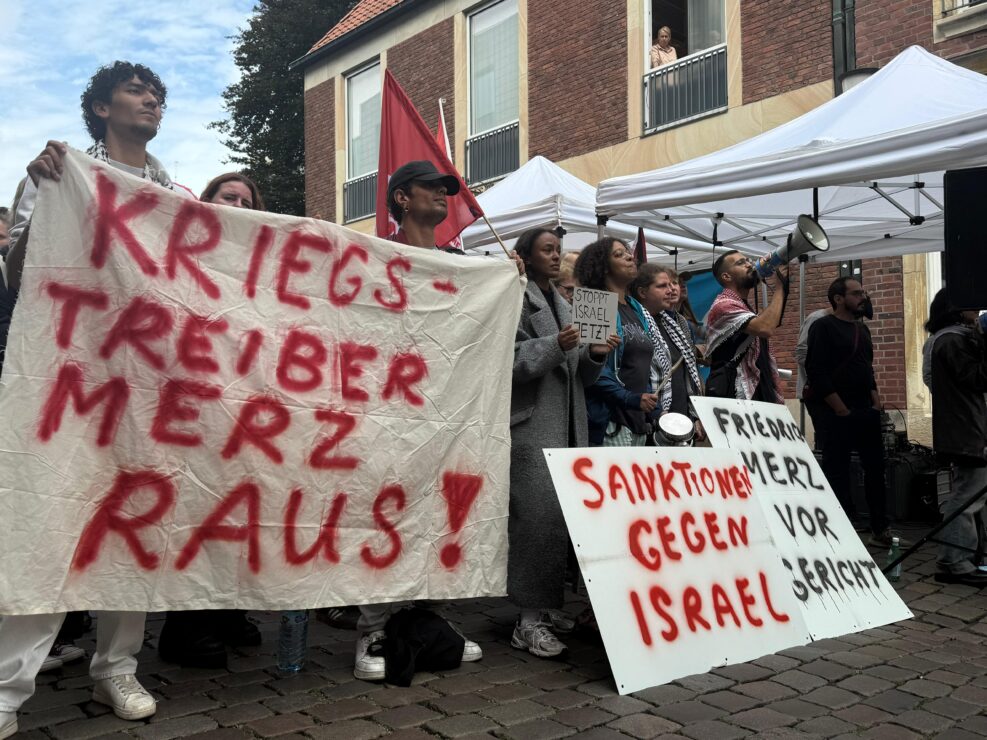 Antimilitarist:innen protestieren gegen Kanzler Merz in Münster 