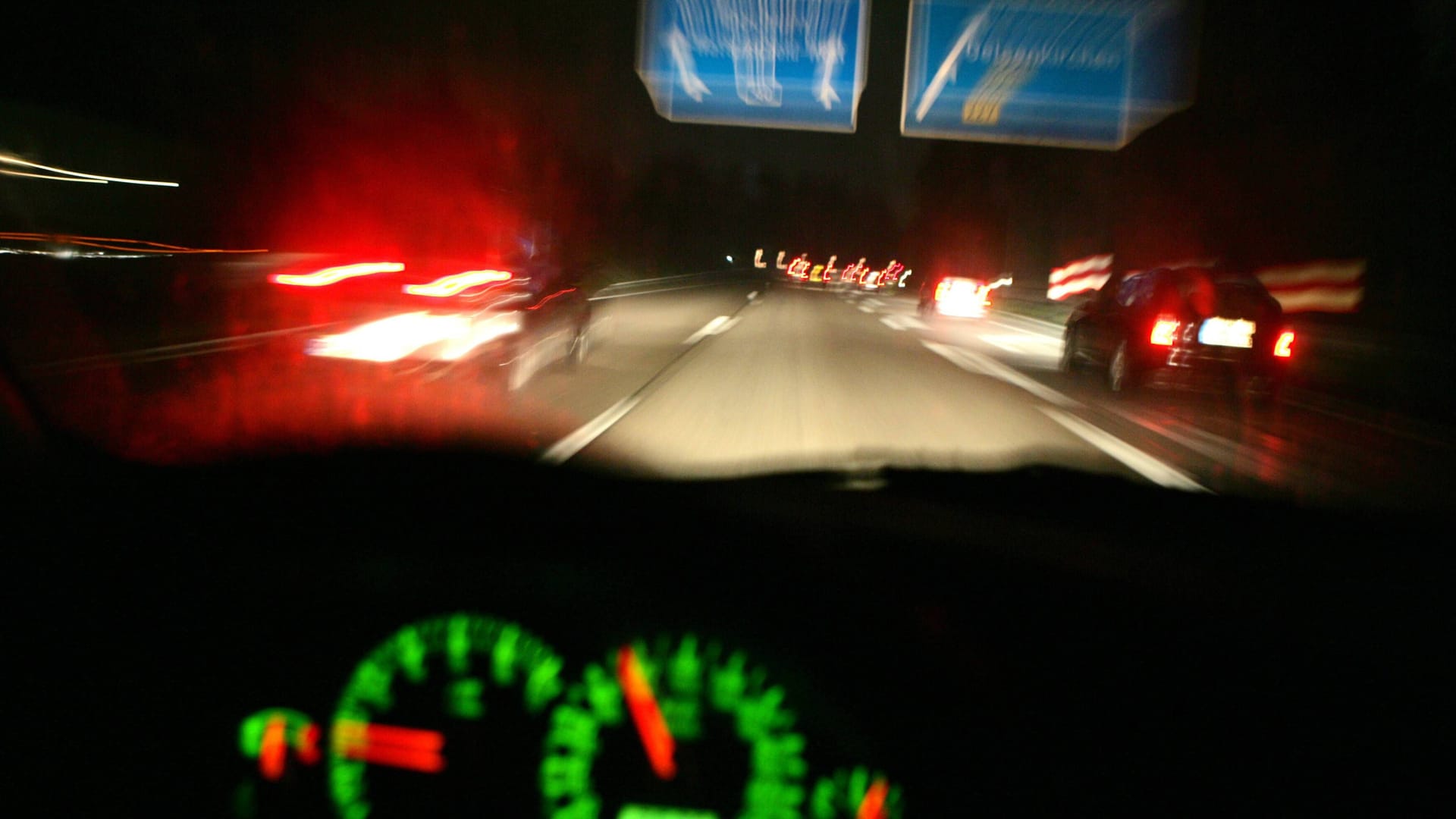 Nächtliche Autobahnfahrt (Symbolfoto): Auf der A66 wurden in der Nacht zu Donnerstag mehrere Geschwindigkeitsverstöße festgestellt. Nächtliche Autobahnfahrt (Symbolfoto): Auf der A66 wurden in der Nacht zu Donnerstag mehrere Geschwindigkeitsverstöße festgestellt.