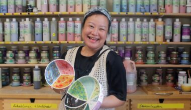 Diese Frau hat ziemlich viele Tassen im Schrank