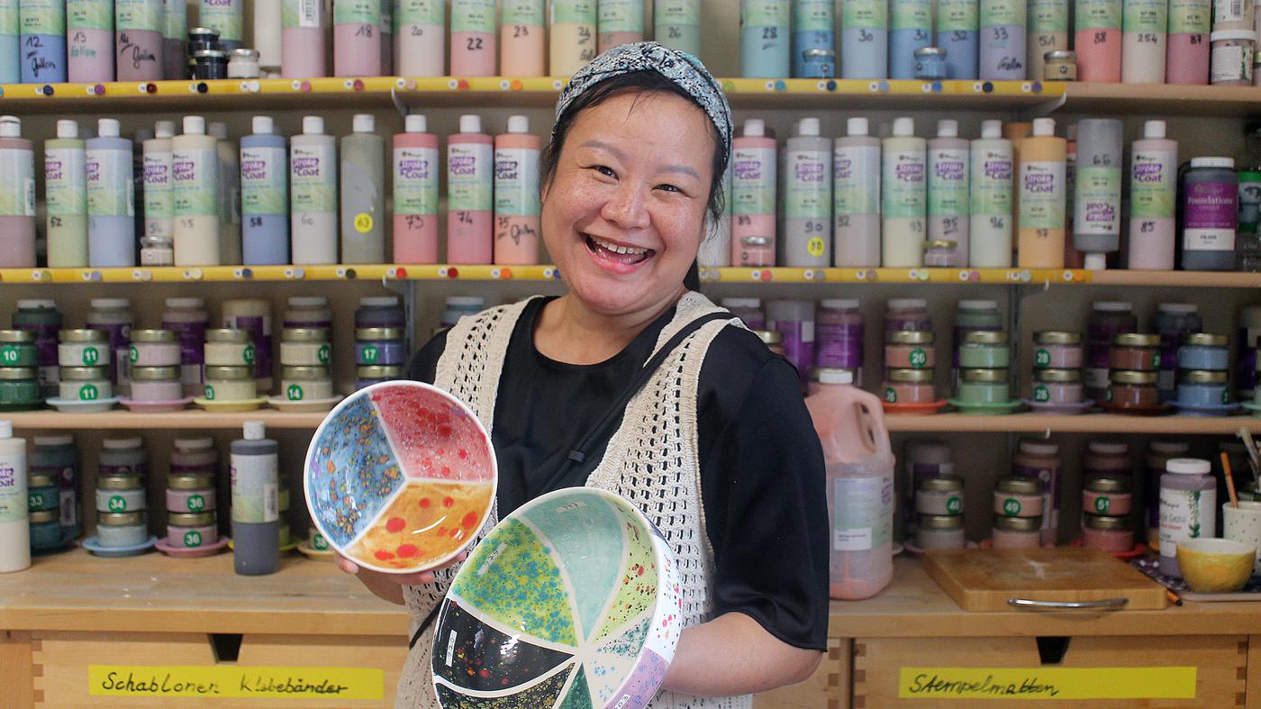 Diese Frau hat ziemlich viele Tassen im Schrank