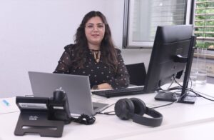 Hiba Abu Hamideh am Arbeitsplatz 