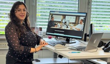 Hiba Abu Hamideh steht am Computer