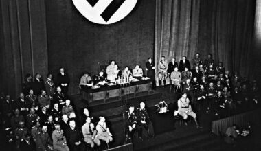 Ein historisches Schwarz-Weiß-Foto zeigt eine Reichstagssitzung am 15.09.1935 in Nürnberg. Hermann Göring steht in der Bildmitte hinten am Rednerpult.