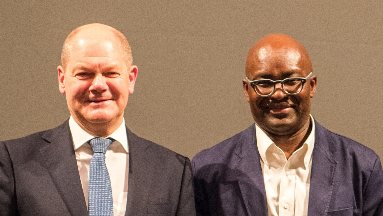 Ob dem Herrn links Hinweise auf die Lebenskraft im Schlüsselbein geholfen hätten? Olaf Scholz, damals noch Oberbürgermeister von Hamburg, und Achille Mbembe 2017 im Hamburger Thalia Theater.