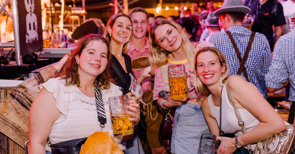 "Gipfeltreffen" mit Mickie Krause beim Oktoberfest in Düsseldorf – alle Fotos