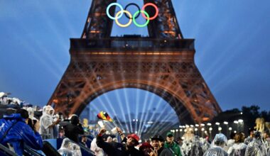 Eröffnungsfeier der Olympischen Sommerspiele, Mitglieder der deutschen Delegation kommen am Trocadero an, während der Eiffelturm und die Olympischen Ringe beleuchtet werden.