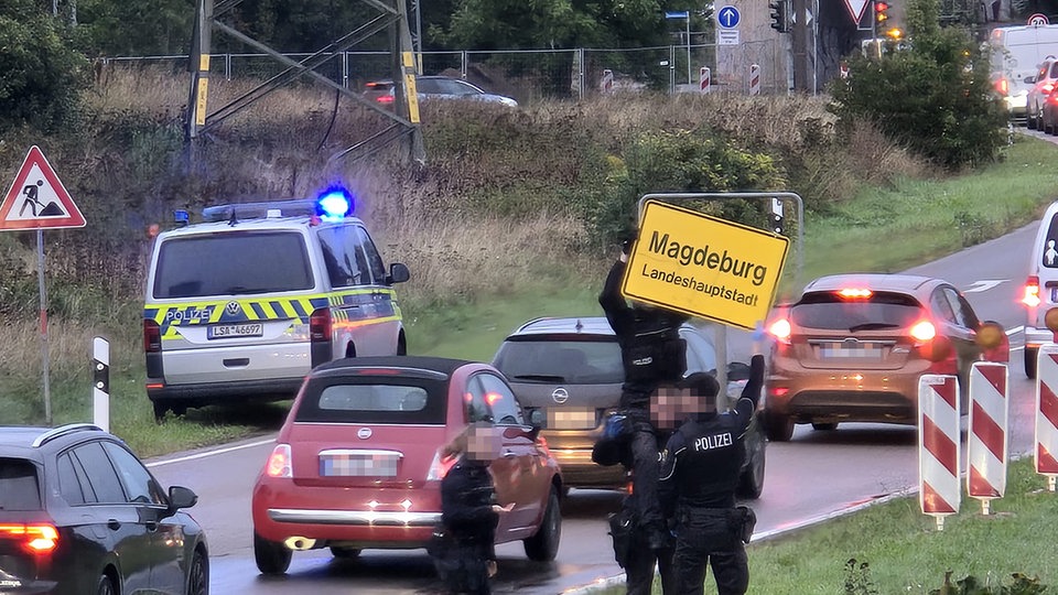 Kurioser Schild-Tausch in Halle und Magdeburg: Polizei ermittelt wegen Ordnungswidrigkeit