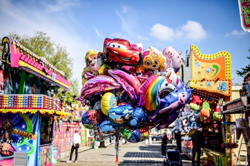 Ballons auf der Kirmes, Kirmesstände und Spielbuden im Hintergrund. 
