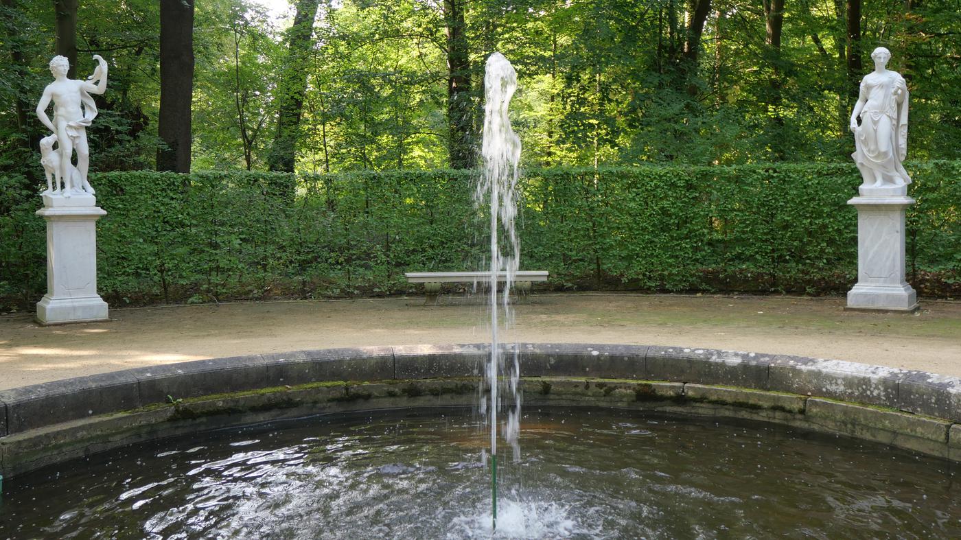 Marmorskulpturen stehen wieder im Park Sanssouci