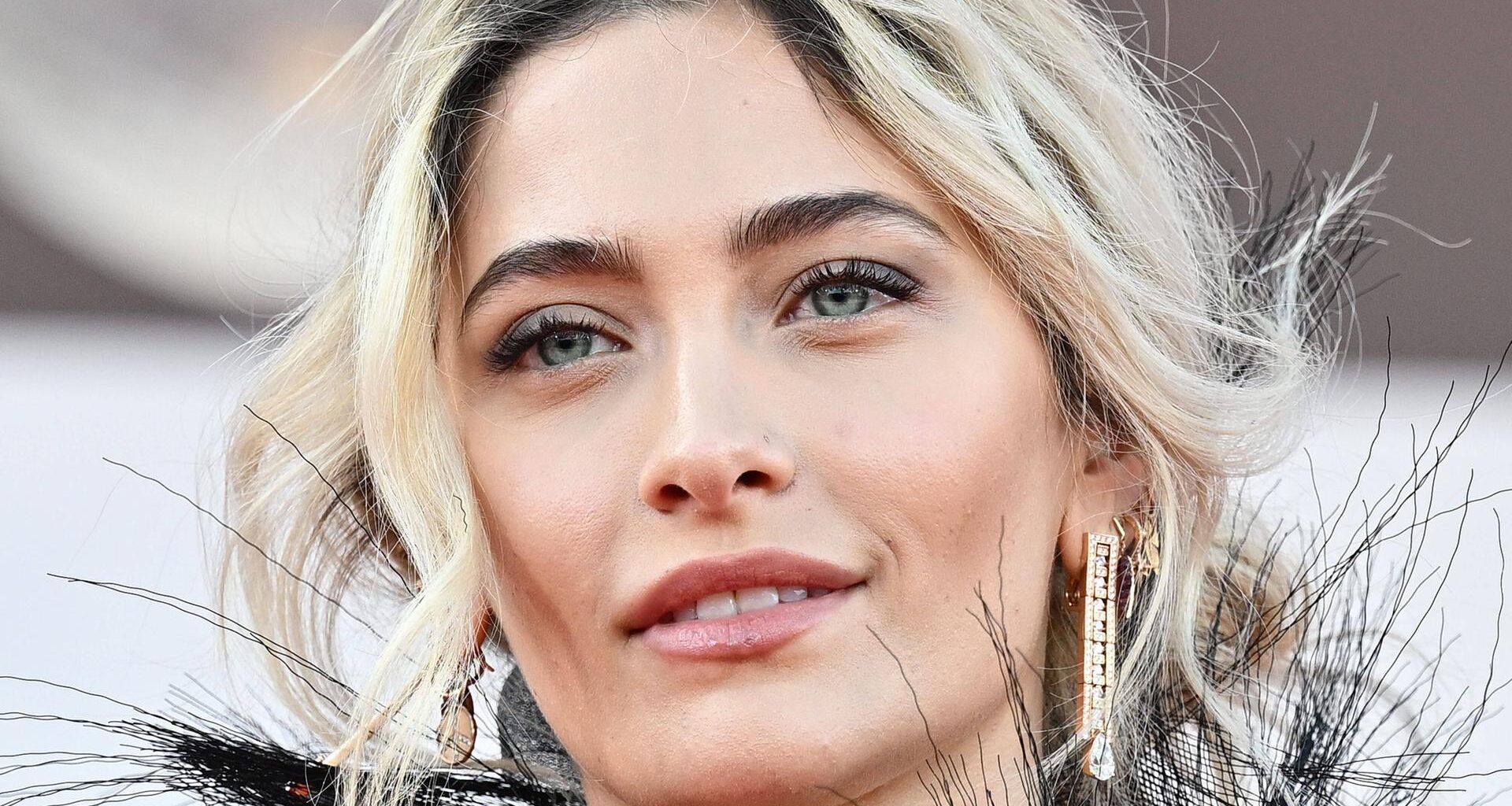 Die Schauspielerin und Sängerin Paris Jackson schaut in die Kamera
