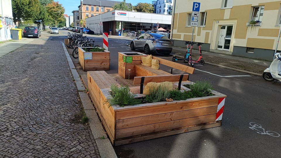Leichte Sprache: Viele Plätze zum Sitzen an verschiedenen Orten in der Stadt Leipzig