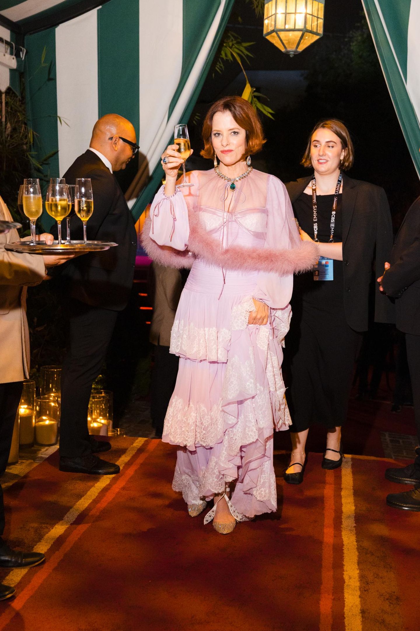 Nach den Emmys geht die glamouröse Modenschau weiter. Parker Posey feiert im Valentino-Kleid nach der Verleihung auf der HBO-Afterparty einfach weiter. 