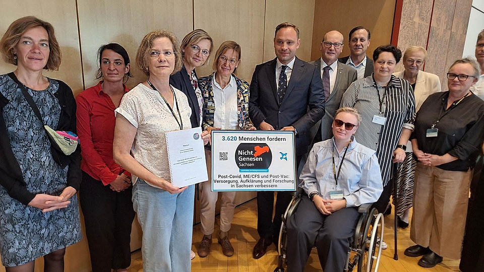 Betroffene von Post-Covid, Post-Vac, ME/CFS übergeben Petition in Dresden