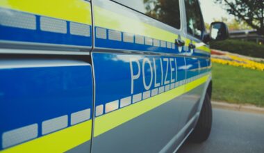 Gruppe bei Wohnungsbesichtigung in Wiesbaden mit Holzkeilen beworfen