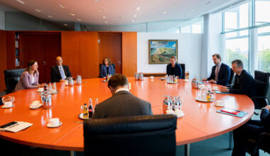 Bundesministerin Plakolm in Berlin in einer Besprechung mit dem Chef des Bundeskanzleramts und Bundesminister für besondere Aufgaben Thorsten Frei