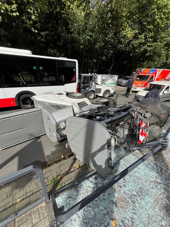 POL-DU: Obermeiderich: Unfall mit zwei Kehrmaschinen und Linienbus - Fahrzeug kippt um