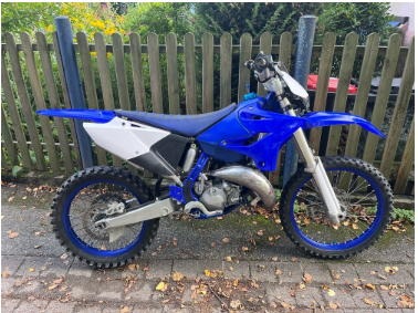 POL-KA: (KA) Karlsruhe - Motorradfahrer attackiert Passanten und flüchtet - Polizei sucht nach Zeugen