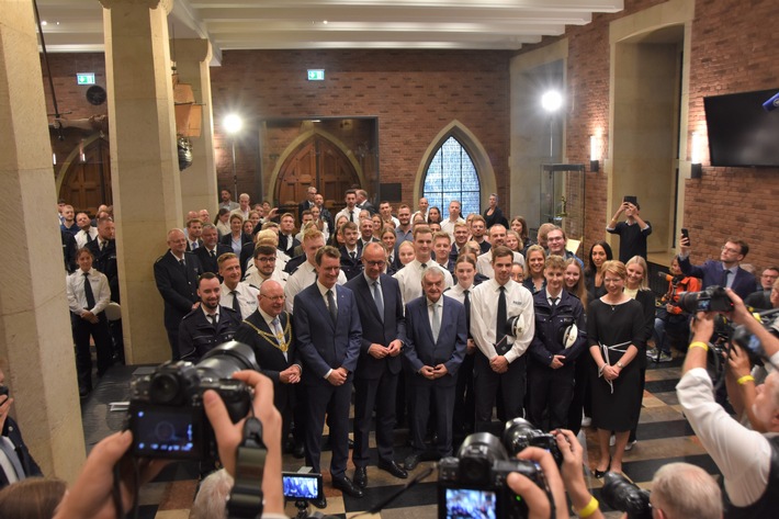 POL-MS: Ein ganz besonderer Empfang: Bundeskanzler, Ministerpräsident und NRW-Innenminister begrüßen 115 neue Kolleginnen und Kollegen bei der Polizei Münster