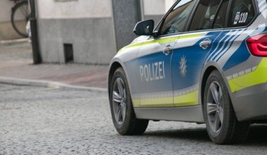 Mannheim: Radfahrer kollidiert nach Zusammenstoß mit Fußgänger mit geparktem Auto