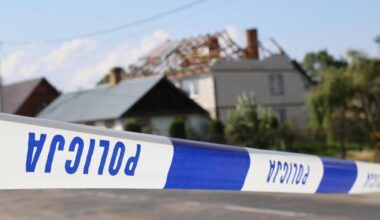 Hinter dem Absperrband der Polizei sieht man ein beschädigtes Haus in einem polnischen Dorf.