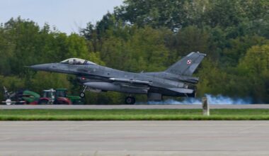 Ein F-16-Kampfjet der polnischen Luftwaffe ist während eines Besuchs des polnischen Präsidenten Naworcki (nicht im Bild) auf dem 31. taktischen Luftwaffenstützpunkt stationiert.