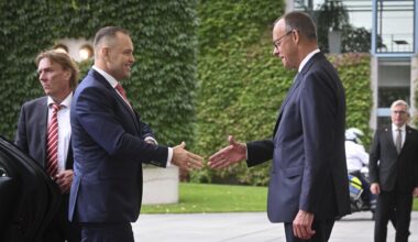 Polens Präsident Karol Nawrocki beim Handschlag mit Bundeskanzler Merz im Kanzleramt in Berlin