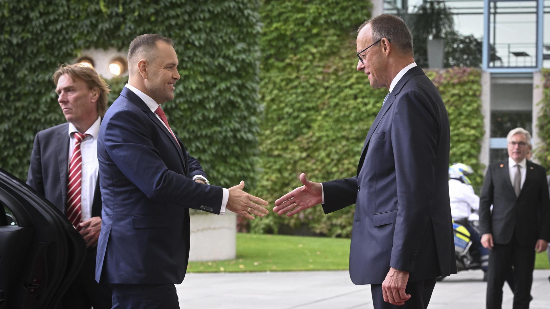 Polens Präsident Karol Nawrocki beim Handschlag mit Bundeskanzler Merz im Kanzleramt in Berlin