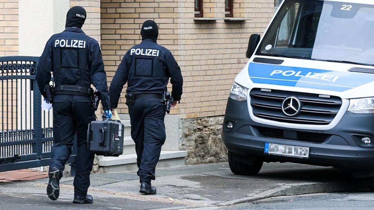 Razzia wegen Verdachts auf Bildung rechtsradikaler Gruppe