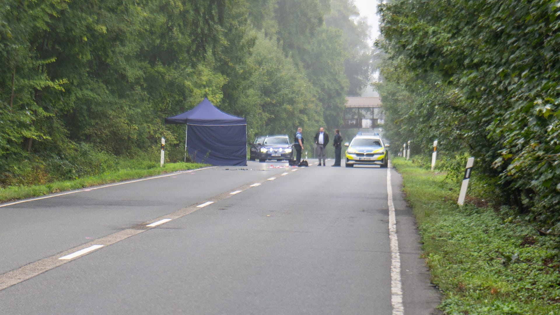 Polizei am Fundort des Toten an einem Frankfurter Waldstück: Nun sind Details zum Hintergrund bekannt geworden.