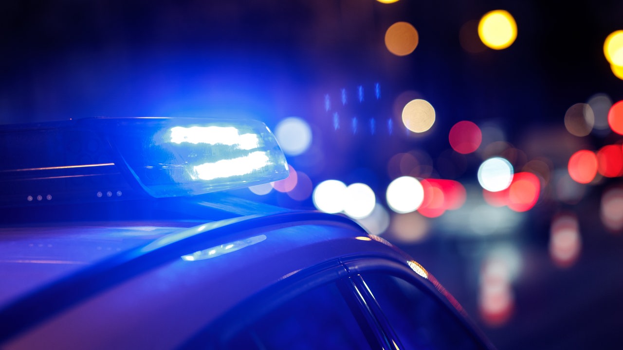 Polizeiauto auf A1 bei Bremen in Flammen – Autofahrer schwer verletzt