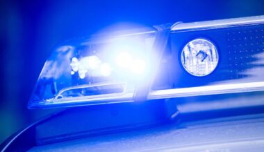 Autofahrer rast auf Polizisten zu – Beamter gibt Schüsse ab