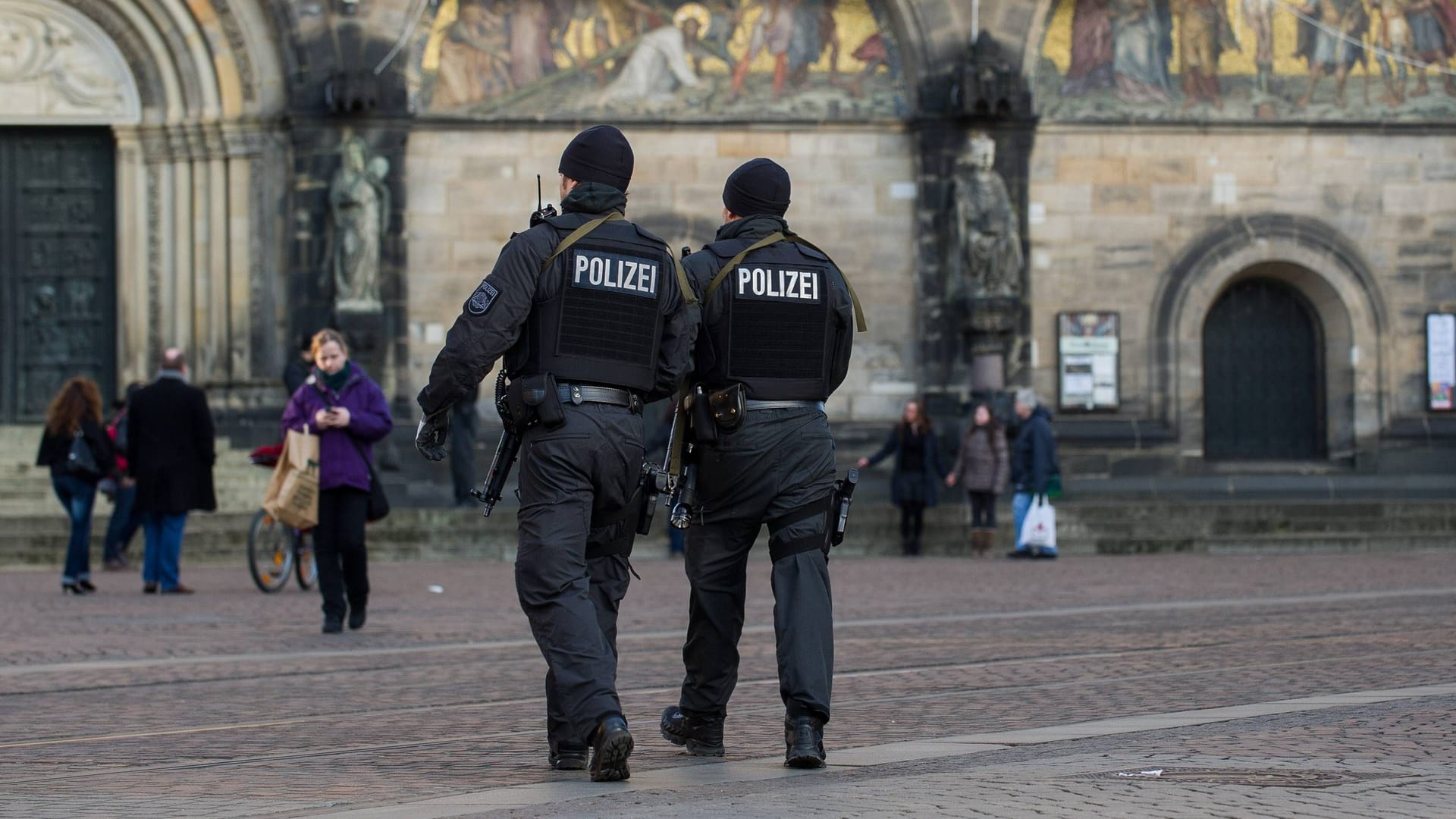 Polizei in Bremen (Symbolbild): Die Beamten stellten Falschgeld sicher.