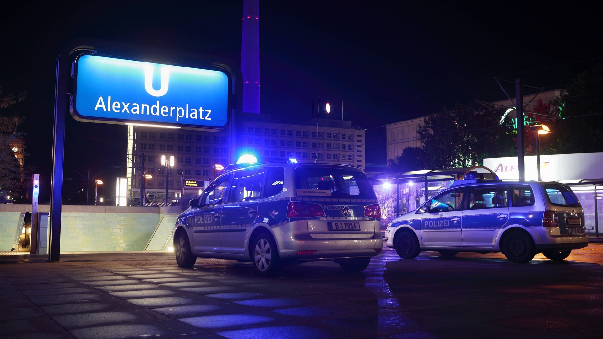 29.11.2012, Berlin, Deutschland - Polizeieinsatz am U-Bahnhof Alexanderplatz. .