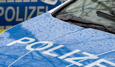 Betrunkener randaliert und greift Polizei an