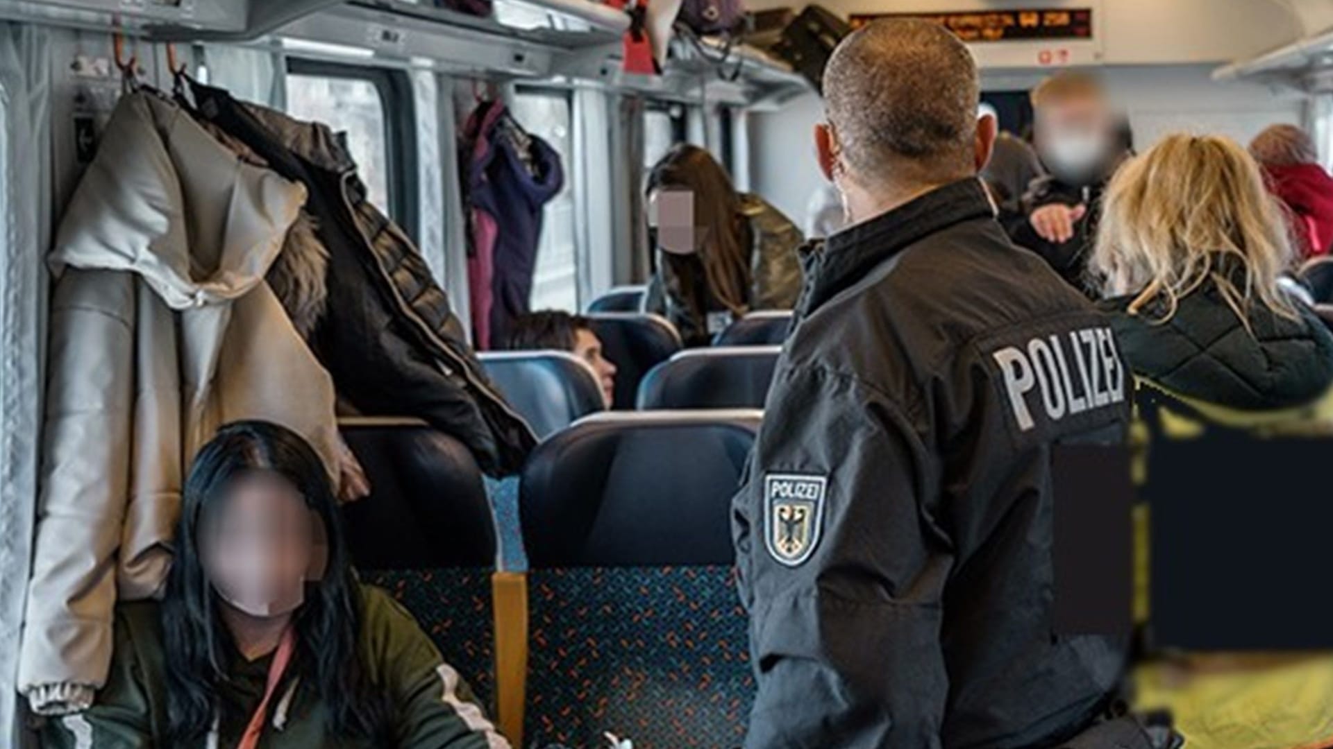 Polizeieinsatz in einem Zug (Symbol): Die Polizei ließ den ICE räumen.