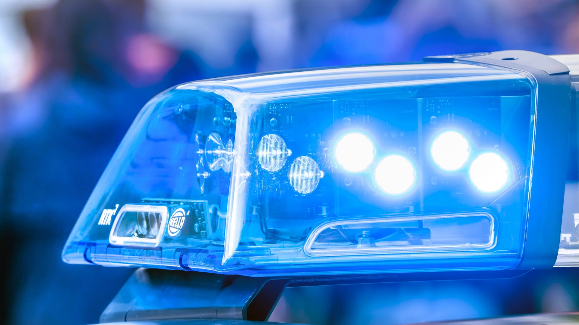 Blaulicht, Polizei im Einsatz, München, 30. August 2025 Deutschland, München, 30. August 2025, Blaulicht, Polizeifahrzeug mit Blaulicht, Polizeieinsatz bei einer Demo, 110, Sicherheit, Blaulicht von Automobilzulieferer Hella, Bayern,