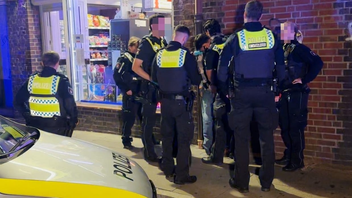 Polizisten stehen in Hamburg an einem Tatort: Die Beamten nahm einen Mann in Gewahrsam und brachte ihn zur Polizeiwache Harburg.