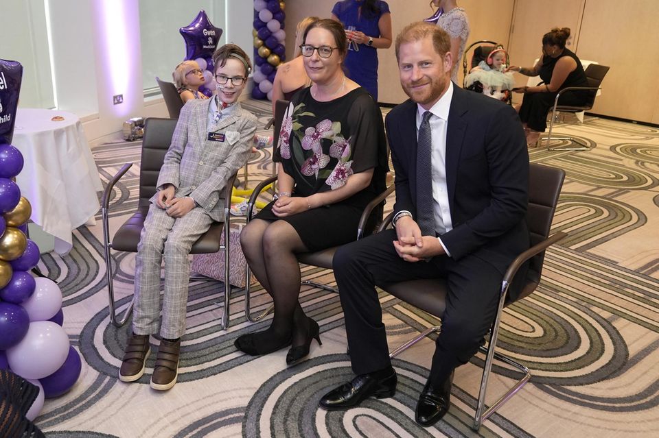 Prinz Harry trifft sich bei den WellChild Awards mit Presiträger Ansel Hayward (l.)