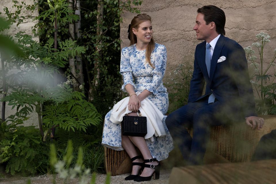 Die wohl schönste Kombination der Schuhe präsentiert Prinzessin Beatrice bei der Chelsea Flower Show 2022. 