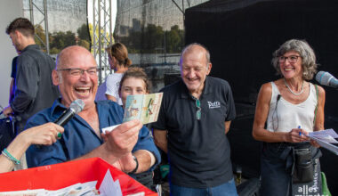 Wie auch im vergangen Jahr - hier losen Vittorio Alfieri, Janina Fautz und Leonard Lansink die Gewinner aus - ist beim Promi-Kellnern wieder eine große Tombola geplant. (Foto: Thomas Hölscher)