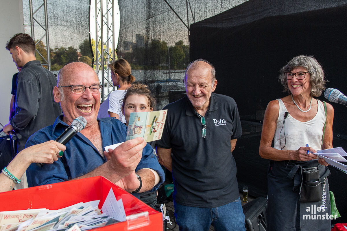Wie auch im vergangen Jahr - hier losen Vittorio Alfieri, Janina Fautz und Leonard Lansink die Gewinner aus - ist beim Promi-Kellnern wieder eine große Tombola geplant. (Foto: Thomas Hölscher)