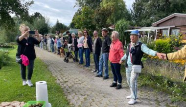 1000 Kleingärtner bilden Menschenkette um ihre Häuser